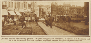 872473 Gezicht in de Potterstraat te Utrecht, die tijdelijk afgesloten is voor het verleggen van de tramrails.